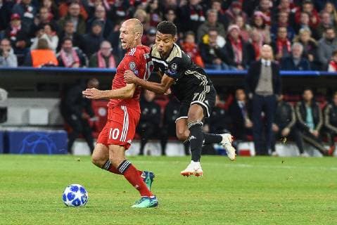 Foul von David Neres (Ajax Amsterdam 7) gegen Arjen Robben (FC Bayern Muenchen 10), FC Bayern Muenchen - Ajax Amsterdam, Fussball, Champions League, 02.10.2018 Muenchen Bayern Deutschland