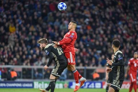 Kopfball von Thiago (FC Bayern Muenchen 6), FC Bayern Muenchen - Ajax Amsterdam, Fussball, Champions League, 02.10.2018 Muenchen Bayern Deutschland
