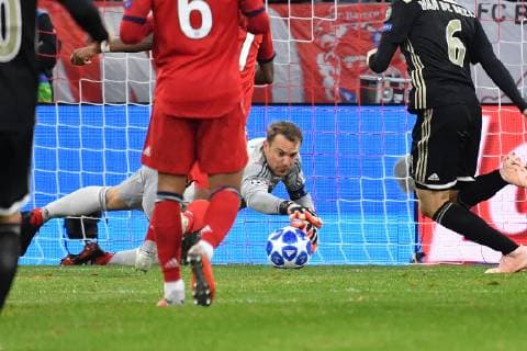 Manuel NEUER (Torwart FC Bayern Muenchen) faengt den Ball, Parade,pariert, Aktion. FC Bayern Muenchen-Ajax Amsterdam 1-1, Fussball Champions League,Gruppe E, am 02.10.2018. A L L I A N Z A R E N A.