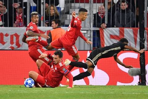 v.li:Jerome BOATENG (Bayern Muenchen),Mats HUMMELS (Bayern Muenchen),Thiago ALCANTARA (FCB), Aktion,Zweikampf gegen David NERES (Ajax). Strafraumszene. FC Bayern Muenchen-Ajax Amsterdam 1-1, Fussball Champions League,Gruppe E, am 02.10.2018. A L L I A N Z A R E N A.