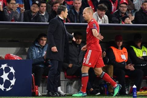 Niko KOVAC (Trainer Bayern Muenchen) mit Arjen ROBBEN (Bayern Muenchen) bei Auswechslung. FC Bayern Muenchen-Ajax Amsterdam 1-1, Fussball Champions League,Gruppe E, am 02.10.2018. A L L I A N Z A R E N A.