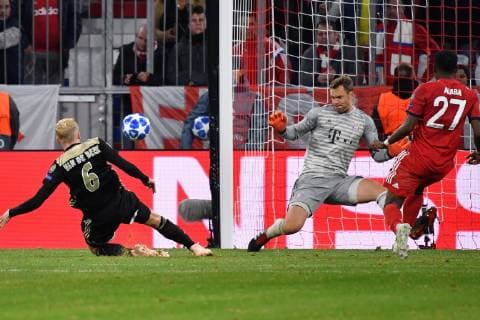 Torchance Donny VAN DE BEEK (Ajax),schiesst freistehend am Tor und Manuel NEUER (Torwart FC Bayern Muenchen) vorbei,Aktion,Schuss, FC Bayern Muenchen-Ajax Amsterdam 1-1, Fussball Champions League,Gruppe E, am 02.10.2018. A L L I A N Z A R E N A.