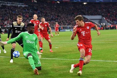 Torchance Thomas MUELLER (MÜLLER,Bayern Muenchen), Aktion,Zweikampf gegen Torwart Andre ONANA (Ajax), Strafraumszene, FC Bayern Muenchen-Ajax Amsterdam 1-1, Fussball Champions League,Gruppe E, am 02.10.2018. A L L I A N Z A R E N A.