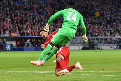 Mats HUMMELS (Bayern Muenchen) kollidiert mit Torwart Andre ONANA (Ajax), Aktion,Zweikampf,Zusammenprall, Strafraumszene, FC Bayern Muenchen-Ajax Amsterdam 1-1, Fussball Champions League,Gruppe E, am 02.10.2018. A L L I A N Z A R E N A.
