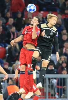 Sport Bilder des Tages 02.10.2018, CL, Champions League, FC Bayern Muenchen vs Ajax Amsterdam, Allianz Arena Muenchen, im Bild: Javier Martinez (FCB) vs Kasper Dolberg ( Ajax Amsterdam) DFL REGULATIONS PROHIBIT ANY USE OF PHOTOGRAPHS AS IMAGE SEQUENCES AND OR QUASI VIDEO.