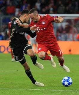 02.10.2018, CL, Champions League, FC Bayern Muenchen vs Ajax Amsterdam, Allianz Arena Muenchen, im Bild: Noussair Mazraoui ( Ajax Amsterdam) vs Franck Ribery (FCB) DFL REGULATIONS PROHIBIT ANY USE OF PHOTOGRAPHS AS IMAGE SEQUENCES AND OR QUASI VIDEO.