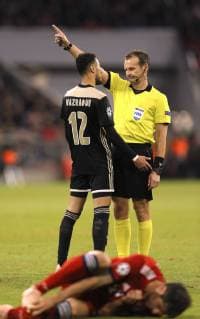 Sport Themen der Woche KW 40 Sport Bilder des Tages Foto : Javier Martinez ( FC Bayern ) wird gefoult , und der Übeltäter von Ajax , Noussair Mazraoui hadert mit Schiri Pavel Kralovec Fussball Champions - League , Gruppenspiel am Di. 02.10.2018 Bayern München - Ajax Amsterdam 1 - 1