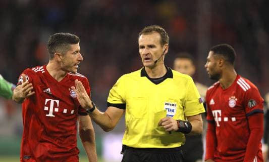 Foto : Robert Lewandowski ( FC Bayern ) hadert nach einem Foul mit dem Schiri Pavel Kralovec Fussball Champions - League , Gruppenspiel am Di. 02.10.2018 Bayern München - Ajax Amsterdam 1 - 1