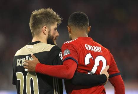 Foto : Serge Gnabry ( FC Bayern ) hadert nach einem Foul mit dem Holländer Lasse Schöne , links Fussball Champions - League , Gruppenspiel am Di. 02.10.2018 Bayern München - Ajax Amsterdam 1 - 1