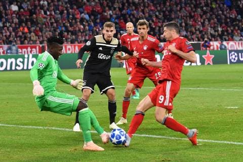 Robert LEWANDOWSKI (Bayern Muenchen) scheitert an Torwart Andre ONANA (Ajax), Aktion,Zweikampf ,Strafraumszene, FC Bayern Muenchen-Ajax Amsterdam 1-1, Fussball Champions League,Gruppe E, am 02.10.2018. A L L I A N Z A R E N A.