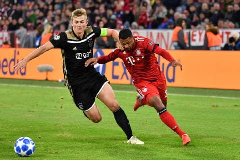 v.re:Serge GNABRY (FC Bayern Muenchen), Aktion,Zweikampf gegen Matthijs DE LIGT (Ajax), FC Bayern Muenchen-Ajax Amsterdam 1-1, Fussball Champions League,Gruppe E, am 02.10.2018. A L L I A N Z A R E N A.