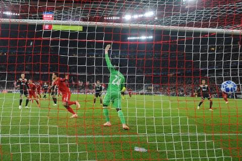 Tor zum 1-0 von Mats HUMMELS (Bayern Muenchen),dreht jubelnd ab,Aktion, Hintertorkamera,Hintertorperspektive,. FC Bayern Muenchen-Ajax Amsterdam 1-1, Fussball Champions League,Gruppe E, am 02.10.2018. A L L I A N Z A R E N A.