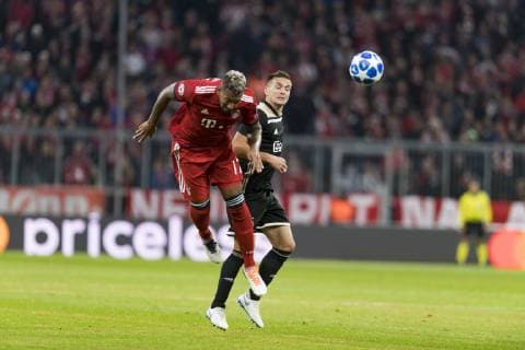 Fussball Champions League, Begegnung FC Bayern Muenchen vs. Ajax Amsterdam, Allianz Arena Muenchen. 02.10.2018 Im Bild: Jerome Boateng, Dusan Tadic Â