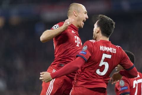 Fussball Champions League, Begegnung FC Bayern Muenchen vs. Ajax Amsterdam, Allianz Arena Muenchen. 02.10.2018 Im Bild: Torjubel Arjen Robben, Matts Hummels Â