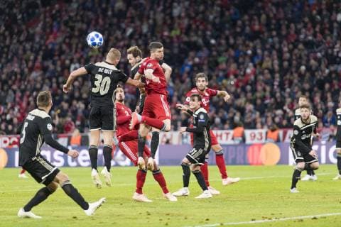Fussball Champions League, Begegnung FC Bayern Muenchen vs. Ajax Amsterdam, Allianz Arena Muenchen. 02.10.2018 Im Bild: deWit, Robert Lewandowski Â