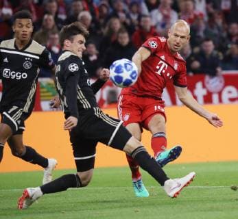 Champions League Spiel FC Bayern München - Ajax Amsterdam 1 : 1 Nicolas Tagliafico und Arjen Robben DFL regulations prohibit any use of photographs as image sequences and or quasi-video. München Bayern Deutschland Allianz Arena