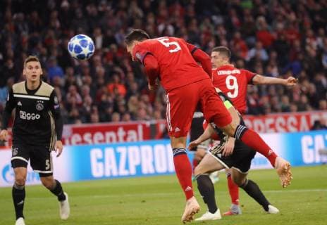 Champions League Spiel FC Bayern München - Ajax Amsterdam 1 : 1 Mats Hummels erzielt per Kopfball das 1:0 für den FC Bayern DFL regulations prohibit any use of photographs as image sequences and or quasi-video. München Bayern Deutschland Allianz Arena