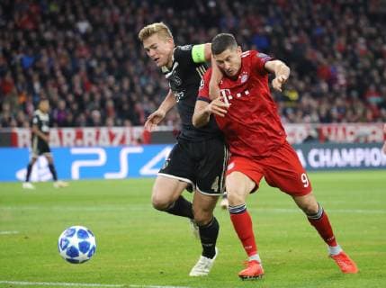 Champions League Spiel FC Bayern München - Ajax Amsterdam 1 : 1 Matthijs de Ligt und Robert Lewandowski DFL regulations prohibit any use of photographs as image sequences and or quasi-video. München Bayern Deutschland Allianz Arena