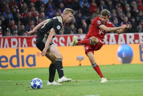 Champions League Spiel FC Bayern München - Ajax Amsterdam 1 : 1 Thomas Müller schiesst, links Matthijs de Ligt DFL regulations prohibit any use of photographs as image sequences and or quasi-video. München Bayern Deutschland Allianz Arena