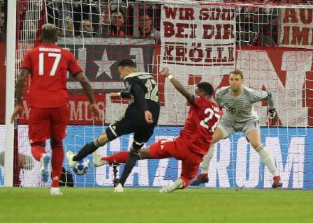 Champions League Spiel FC Bayern München - Ajax Amsterdam 1 : 1 Noussair Mazraoui erzielt das 1:1 für Ajax. Alaba kommt zu spät DFL regulations prohibit any use of photographs as image sequences and or quasi-video. München Bayern Deutschland Allianz Arena