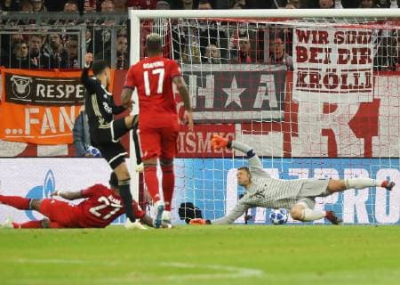 Champions League Spiel FC Bayern München - Ajax Amsterdam 1 : 1 Noussair Mazraoui erzielt das 1:1 für Ajax. Alaba kommt zu spät, Manuel Neuer im Tor DFL regulations prohibit any use of photographs as image sequences and or quasi-video. München Bayern Deutschland Allianz Arena