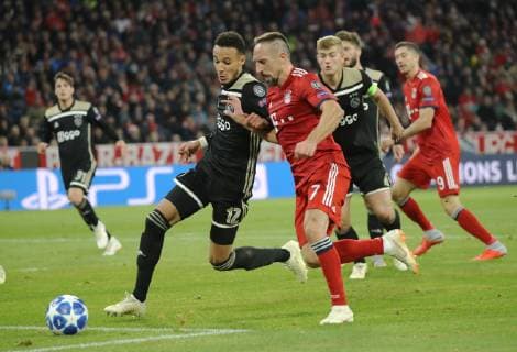 Champions League Spiel FC Bayern München - Ajax Amsterdam 1 : 1 Franck Ribery und Noussair Mazraoui DFL regulations prohibit any use of photographs as image sequences and or quasi-video. München Bayern Deutschland Allianz Arena
