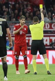 Champions League Spiel FC Bayern München - Ajax Amsterdam 1 : 1 gelbe Karte für Javi Martinez, Schiedsrichter ist Pavel Kralovec DFL regulations prohibit any use of photographs as image sequences and or quasi-video. München Bayern Deutschland Allianz Arena