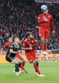 Champions League Spiel FC Bayern München - Ajax Amsterdam 1 : 1 Kopfball von Mats Hummels, links Javi Martinez DFL regulations prohibit any use of photographs as image sequences and or quasi-video. München Bayern Deutschland Allianz Arena