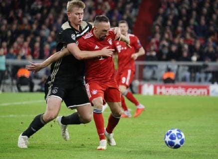 Champions League Spiel FC Bayern München - Ajax Amsterdam 1 : 1 Zweikampf zwischen Matthijs de Ligt und Franck Ribery DFL regulations prohibit any use of photographs as image sequences and or quasi-video. München Bayern Deutschland Allianz Arena