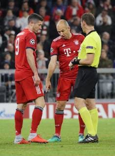 Champions League Spiel FC Bayern München - Ajax Amsterdam 1 : 1 Diskussion mit dem Schiedsrichter Pavel Kralovec - Arjen Robben und Robert Lewandowski DFL regulations prohibit any use of photographs as image sequences and or quasi-video. München Bayern Deutschland Allianz Arena