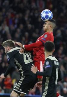 Champions League Spiel FC Bayern München - Ajax Amsterdam 1 : 1 Kopfball von Thiago, links Lasse Schöne DFL regulations prohibit any use of photographs as image sequences and or quasi-video. München Bayern Deutschland Allianz Arena