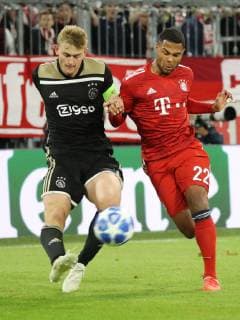 Champions League Spiel FC Bayern München - Ajax Amsterdam 1 : 1 Matthijs de Ligt und Serge Gnabry DFL regulations prohibit any use of photographs as image sequences and or quasi-video. München Bayern Deutschland Allianz Arena