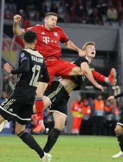Sport Bilder des Tages Champions League Spiel FC Bayern München - Ajax Amsterdam 1 : 1 Robert Lewandowski springt am höchsten, links Noussair Mazraoui, rechts Kasper Dolberg DFL regulations prohibit any use of photographs as image sequences and or quasi-video. München Bayern Deutschland Allianz Arena