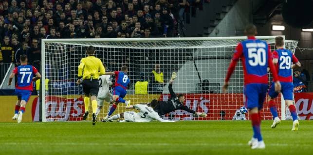 Sport Bilder des Tages Partido de la Champions League entre el CSKA de Moscu y el Real Madrid. En la imagen, Vlasic marca el primer gol del CSKA.Champions League match between CSKA Moscow and Real Madrid. In this picture, Vlasic scores the first goal for CSKA. 