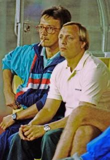 Aus 2. BL Saison 1989 90 Hannover 96 (Rot) - Kickers Stuttgart 5:1 am 20.09.1989 im Niedersachsenstadion. Im Foto: Han96 Trainer Michael Krüger li. und 96 Manager Bernd Laube