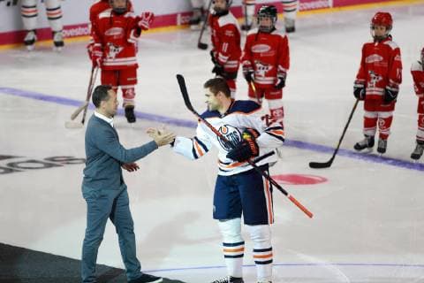 KEC Die Haie (DEL) vs. Edmonton Oilers NHL Eishockey Herren USA Eishockey Testspiel Bundestrainer Marco Sturm und Leon Draisaitl (Oilers) vor Spielbeginn 03.10.2018