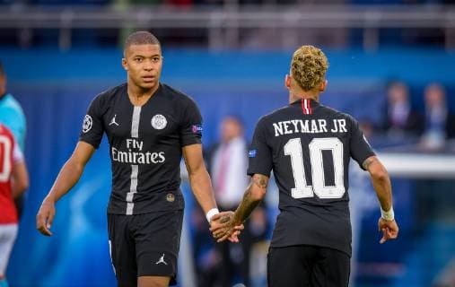 Fußball, CL, Paris Saint Germain - Roter Stern Belgrad Joie de Neymar Jr ( PSG ) - Kylian Mbappe ( PSG ) FOOTBALL : Paris Saint Germain vs Etoile Rouge Belgrade - Ligue des Champions - Paris - 03 10 2018 FedericoPestellini Panoramic 