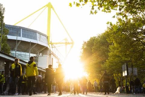 GER, UEFA CL, Borussia Dortmund vs AS Monaco 03.10.2018, Signal Iduna Park, Dortmund, GER, UEFA CL, Borussia Dortmund vs AS Monaco, UEFA REGULATIONS PROHIBIT ANY USE OF PHOTOGRAPHS AS IMAGE SEQUENCES AND OR QUASI-VIDEO im Bild picture shows: (Feature) Fans gehen während des Sonnenuntergangs in Richtung Signal Iduna Park,