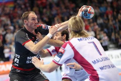 Handball, CL, SG Flensburg-Handewitt - HC Motor Saporischschja SG Flensburg-Handewitt vs HC Motor Zaporozhye, Handball, EHF Champions League Gruppenphase, 03.10.18 Holger Glandorf (SG Flensburg-Handewitt, 09) gegen Igor Soroka (HC Motor Zaporozhye, 44) und Aidenas Malasinskas (HC Motor Zaporozhye, 07)