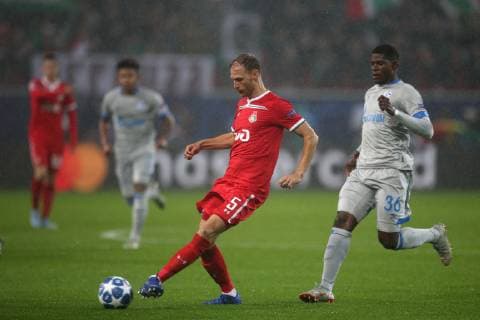Fußball: Champions League, Saison 2018 2019, 03.10.2018 - 2. Spieltag - Lokomotive Moskau - FC Schalke 04 v. l. Benedikt Höwedes (Lokomotive Moskau), Breel EMBOLO (FC Schalke 04) Moskau RZD Arena Russland