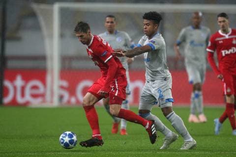 Fußball: Champions League, Saison 2018 2019, 03.10.2018 - 2. Spieltag - Lokomotive Moskau - FC Schalke 04 v. l. Grzegoz Krychowiak (Lokomotive Moskau), Weston McKennie (FC Schalke 04) Moskau RZD Arena Russland