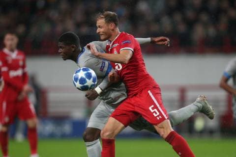 Fußball: Champions League, Saison 2018 2019, 03.10.2018 - 2. Spieltag - Lokomotive Moskau - FC Schalke 04 v. l. Breel EMBOLO (FC Schalke 04), Benedikt Höwedes (Lokomotive Moskau) Moskau RZD Arena Russland