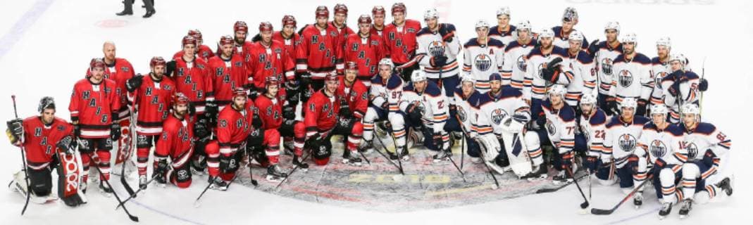 Sport Themen der Woche KW 40 Sport Bilder des Tages Eishockey NHL Eishockey Herren USA Preseason: Kölner Haie vs Edmonton Oilers 03.10.2018 in der Lanxess Arena in Köln Gruppenfoto der Edmonton Oilers und Kölner Haie *** Hockey NHL Preseason Kölner Haie vs. Edmonton Oilers 03 10 2018 in the Lanxess Arena in Cologne Group photo of Edmonton Oilers and Kölner Haie MH