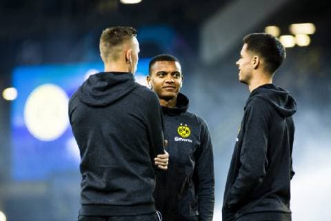 GER, UEFA CL, Borussia Dortmund vs AS Monaco 03.10.2018, Signal Iduna Park, Dortmund, GER, UEFA CL, Borussia Dortmund vs AS Monaco, UEFA REGULATIONS PROHIBIT ANY USE OF PHOTOGRAPHS AS IMAGE SEQUENCES AND OR QUASI-VIDEO im Bild picture shows: Marius Wolf (Borussia Dortmund 27) im Gespräch mit Julian Weigl (Borussia Dortmund 33) und Manuel Akanji (Borussia Dortmund 16) während der Platzbegehung,