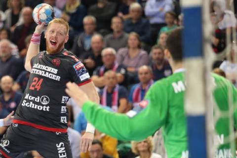 Sport Themen der Woche KW 40 Sport Bilder des Tages SG Flensburg-Handewitt vs HC Motor Zaporozhye, Handball, EHF Champions League Gruppenphase, 03.10.18 Jim Gottfridsson (SG Flensburg-Handewitt, 24) gegen Victor Kireev (HC Motor Zaporozhye, 87)