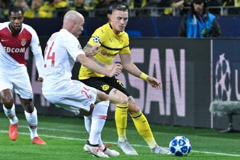 GER, UEFA CL, Borussia Dortmund vs AS Monaco 03.10.2018, Signal Iduna Park, Dortmund, GER, UEFA CL, Borussia Dortmund vs AS Monaco, DFL regulations prohibit any use of photographs as image sequences and or quasi-video im Bild v. li. im Zweikampf Andrea Raggi ( 24, AS Monaco) Marius Wolf ( 27, Borussia Dortmund)