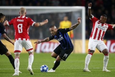 (L-R), Jorrit Hendrix of PSV, Radja Nainggolan of Inter Milan, Steven Bergwijn of PSV during the UEFA Champions League group C match between PSV Eindhoven and Internazionale at the Phillips stadium on October 03, 2018 in Eindhoven, The Netherlands UEFA Champions League 2018 2019 xVIxVIxImagesx xJeroenxPutmansxIVx 12333753