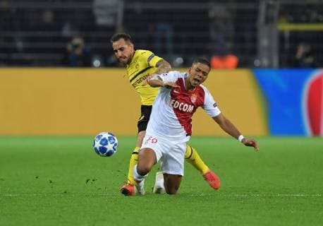03.10.2018, Fussball, UEFA Champions League, Saison 2018 2019, Vorrunde, 2. Spieltag, Borussia Dortmund - AS Monaco, Paco Alcacer (Borussia Dortmund), li., gegen Benjamin Henrichs (AS Monaco)