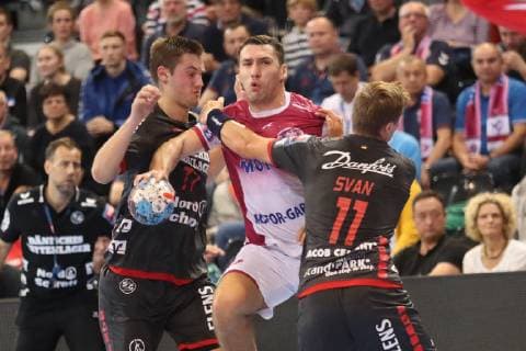 SG Flensburg-Handewitt vs HC Motor Zaporozhye, Handball, EHF Champions League Gruppenphase, 03.10.18 Barys Pukhouski (HC Motor Zaporozhye, 10) gegen Magnus Roed (SG Flensburg-Handewitt, 77) und Lasse Svan Hansen (SG Flensburg-Handewitt, 11)