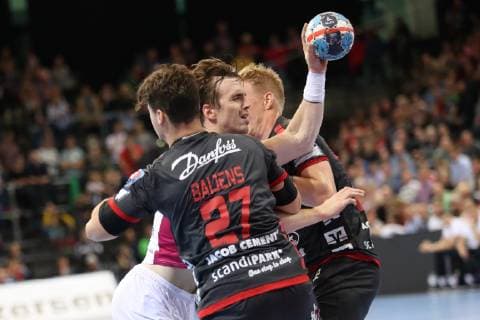 SG Flensburg-Handewitt vs HC Motor Zaporozhye, Handball, EHF Champions League Gruppenphase, 03.10.18 Pawel Paczkowski (HC Motor Zaporozhye, 22) gegen Dani Bajens (SG Flensburg-Handewitt, 27) und Anders Zachariassen (SG Flensburg-Handewitt, 22)